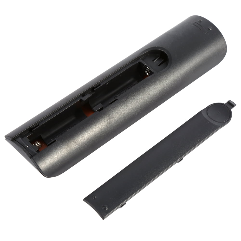 Schwarze Fernbedienung mit offenem Batteriefach und die Abdeckung daneben.