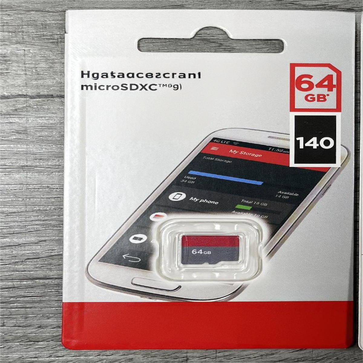 MicroSD-Kartenverpackung, die eine 64 GB Karte zeigt. Die Karte ist rot und schwarz.