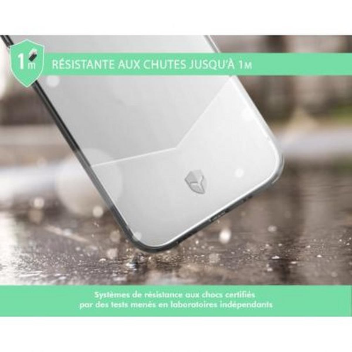 Una custodia per telefono con una protezione per lo schermo trasparente. Il telefono è su una superficie bagnata. Testo verde sullo sfondo.