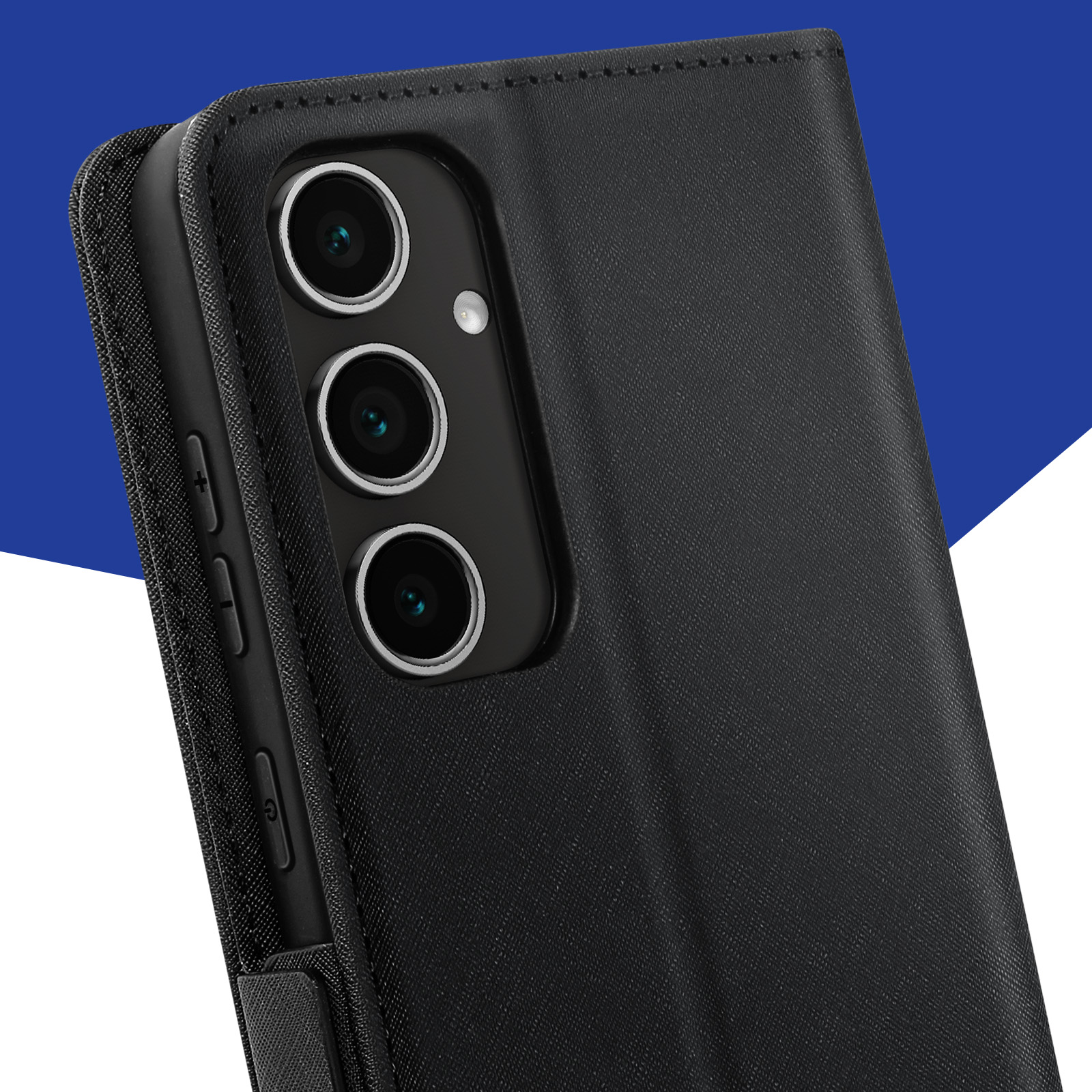 Zbliżenie etui na telefon z trzema aparatami, na niebiesko-białym tle.