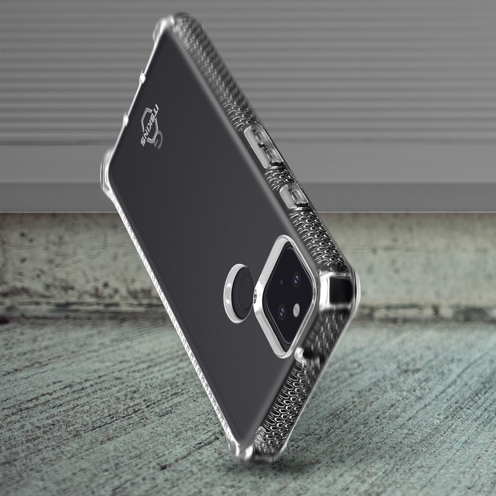 Un telefono in una custodia protettiva è mostrato inclinato su una superficie strutturata. La custodia è trasparente con un design nero.