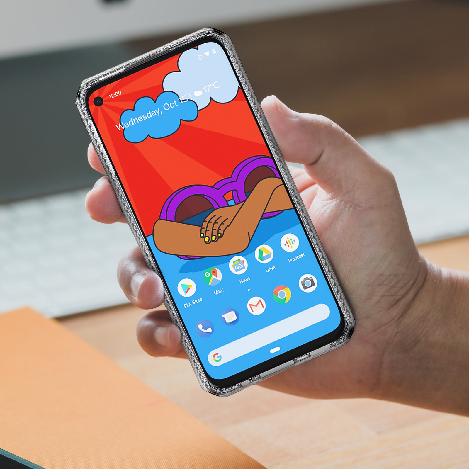 Mano che tiene un telefono in una custodia trasparente. Lo schermo mostra un cartone animato. Lo sfondo è sfocato.