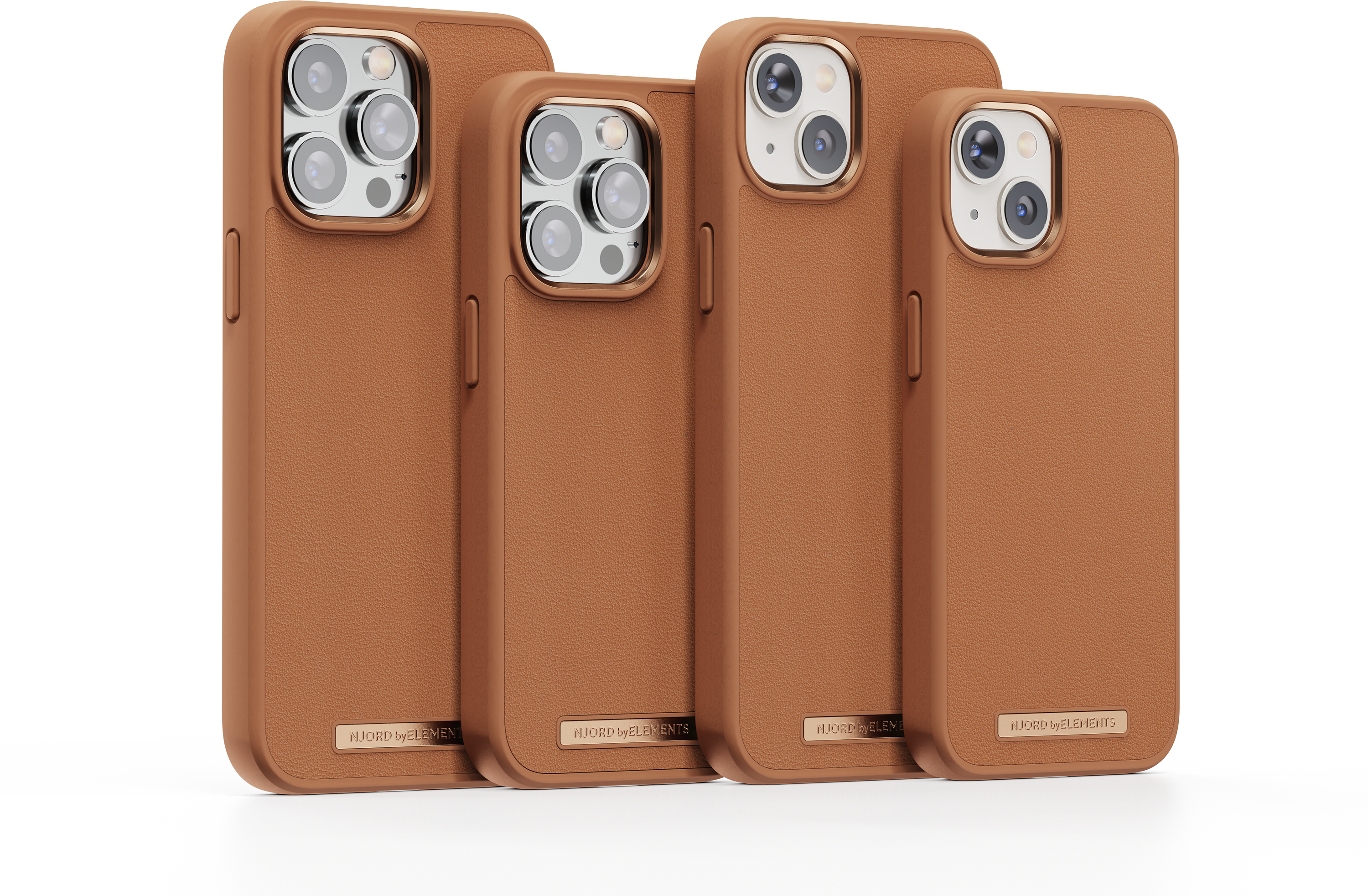 Quattro custodie per telefono in pelle marrone con ritagli per fotocamera. Lo sfondo è nero.
