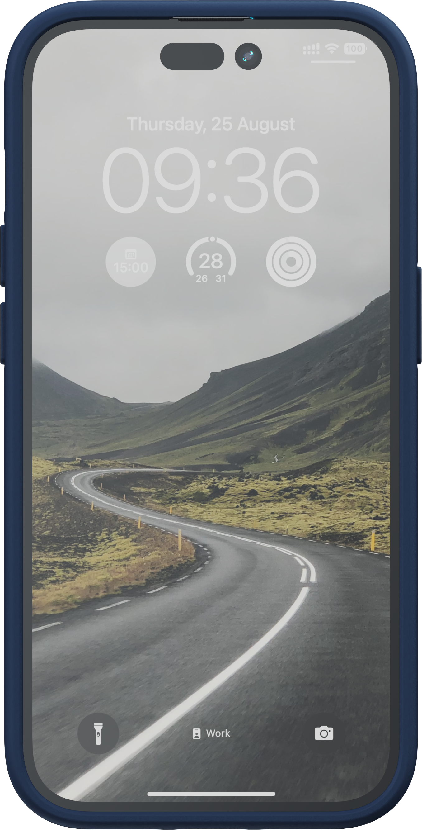iPhone in una custodia blu, che mostra una strada con vista panoramica. L'ora è 09:36.
