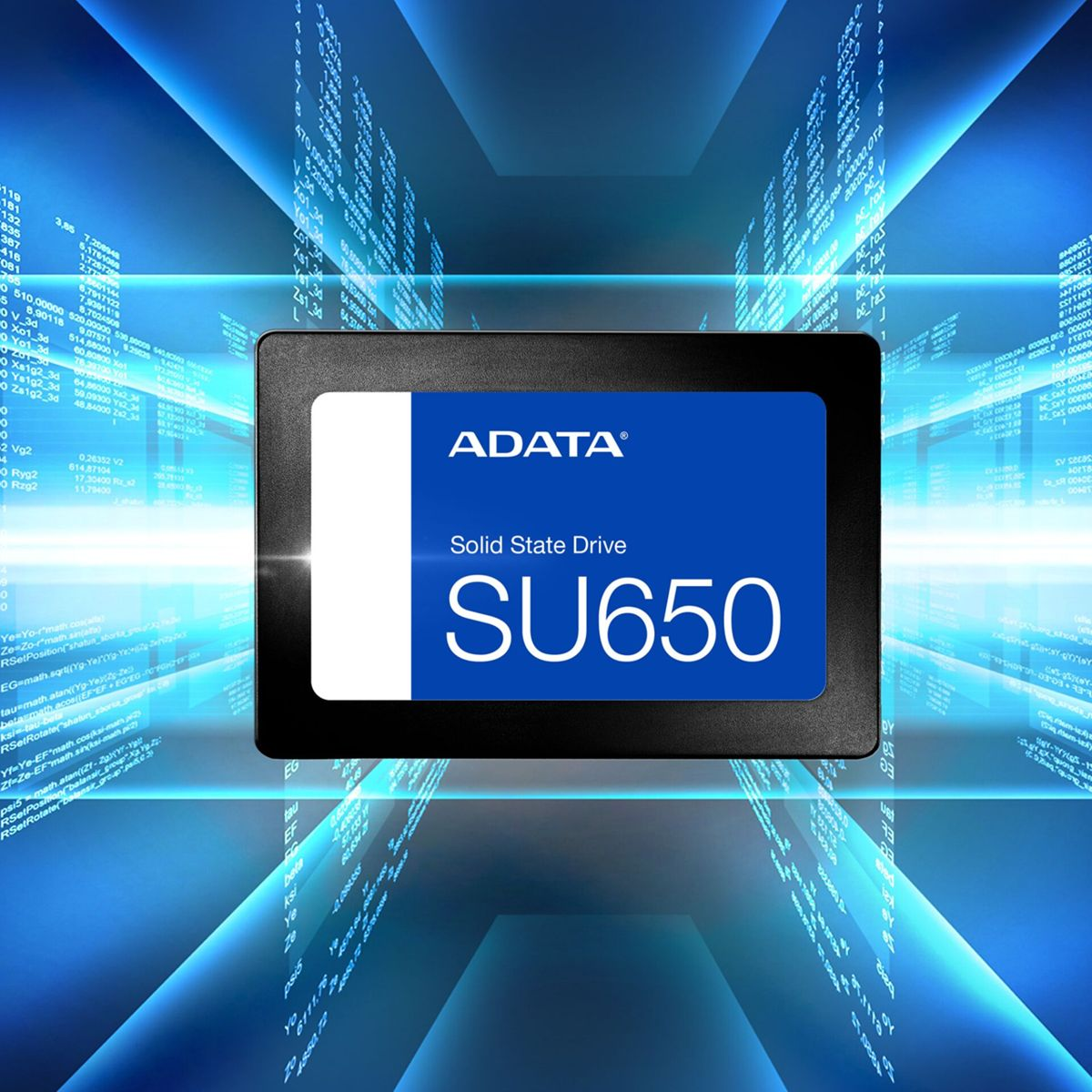 ADATA SU650 SSD. Czarny dysk SSD z niebieską etykietą. Na tle strumieni danych.
