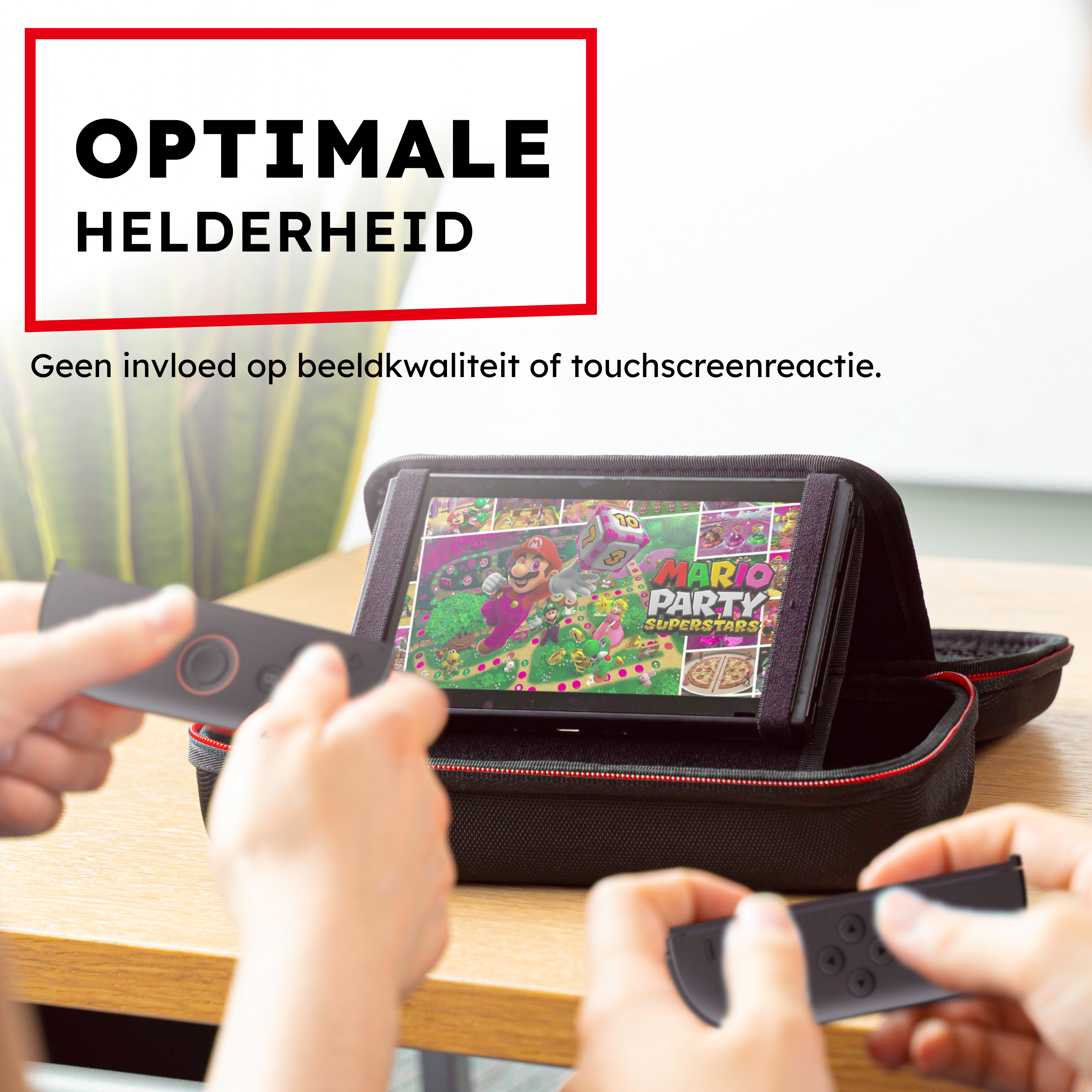 Handen met controllers spelen een spel op een console in een hoes. De tekst luidt Optimale Helderheid.