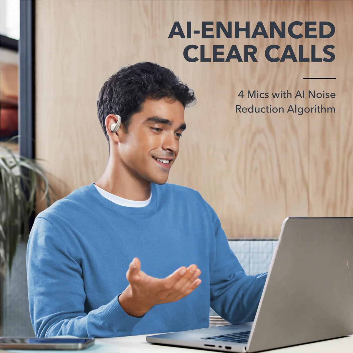 Mann mit Ohrhörern, der einen Laptop benutzt. Text: AI-Enhanced Clear Calls, 4 Mikrofone mit AI-Rauschunterdrückung.