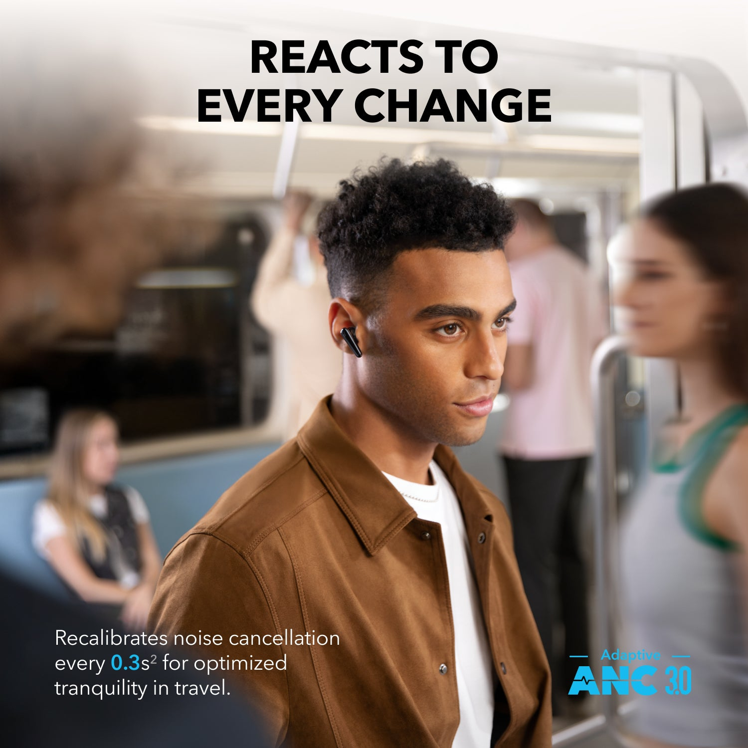 Mężczyzna w słuchawkach w pociągu. Ludzie rozmyci w tle.