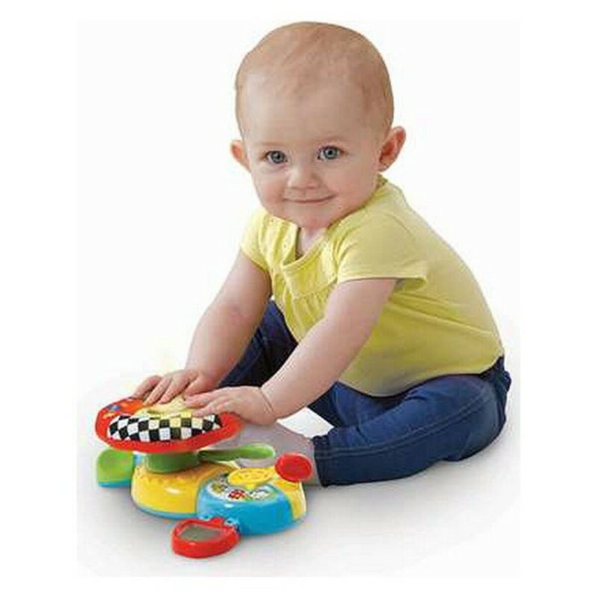 Un bebé jugando con un volante de juguete, sentado y sonriendo. El juguete tiene una rueda a cuadros y partes coloridas.
