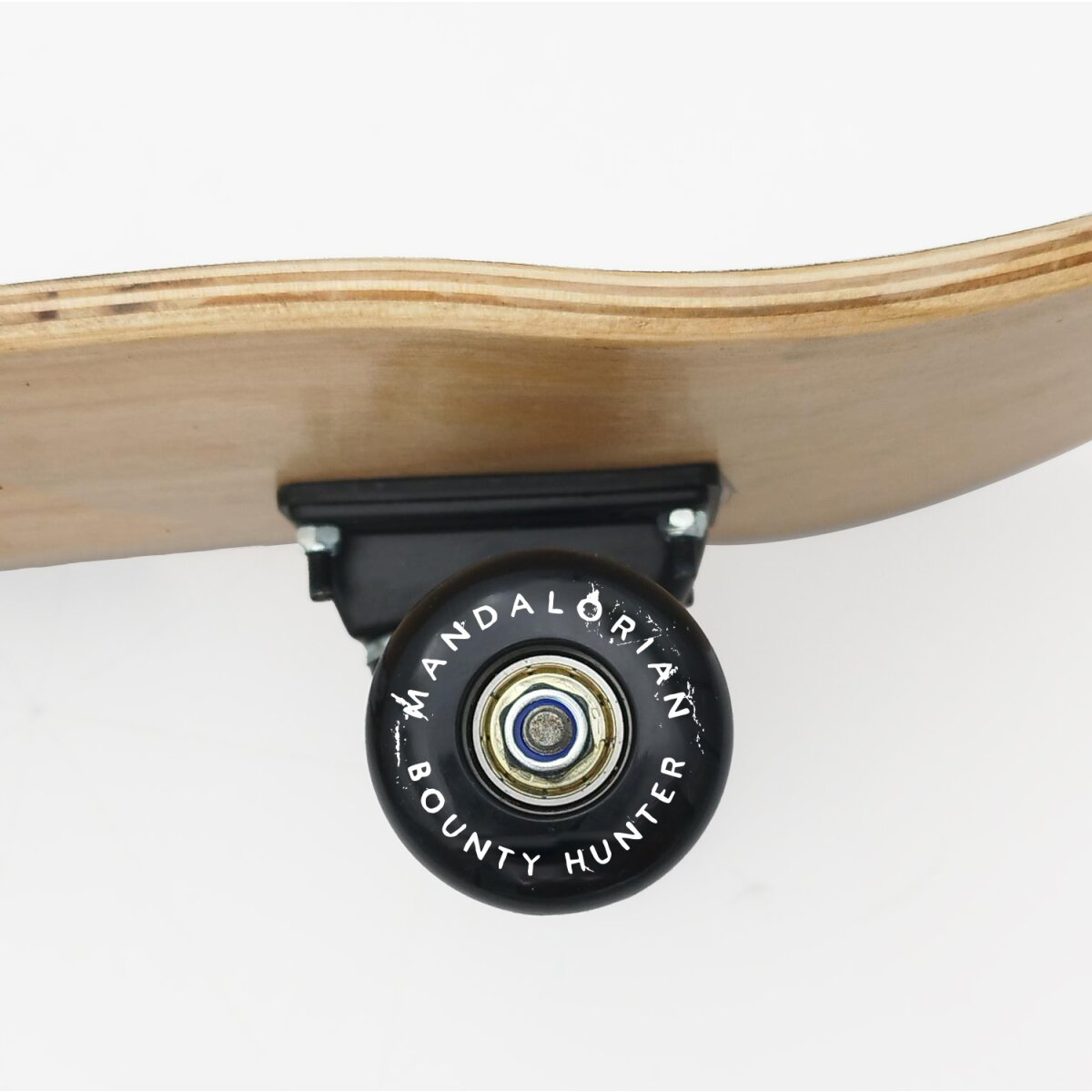 Skateboard-Rad mit "Bounty Hunter" und "Mandalorian" darauf.