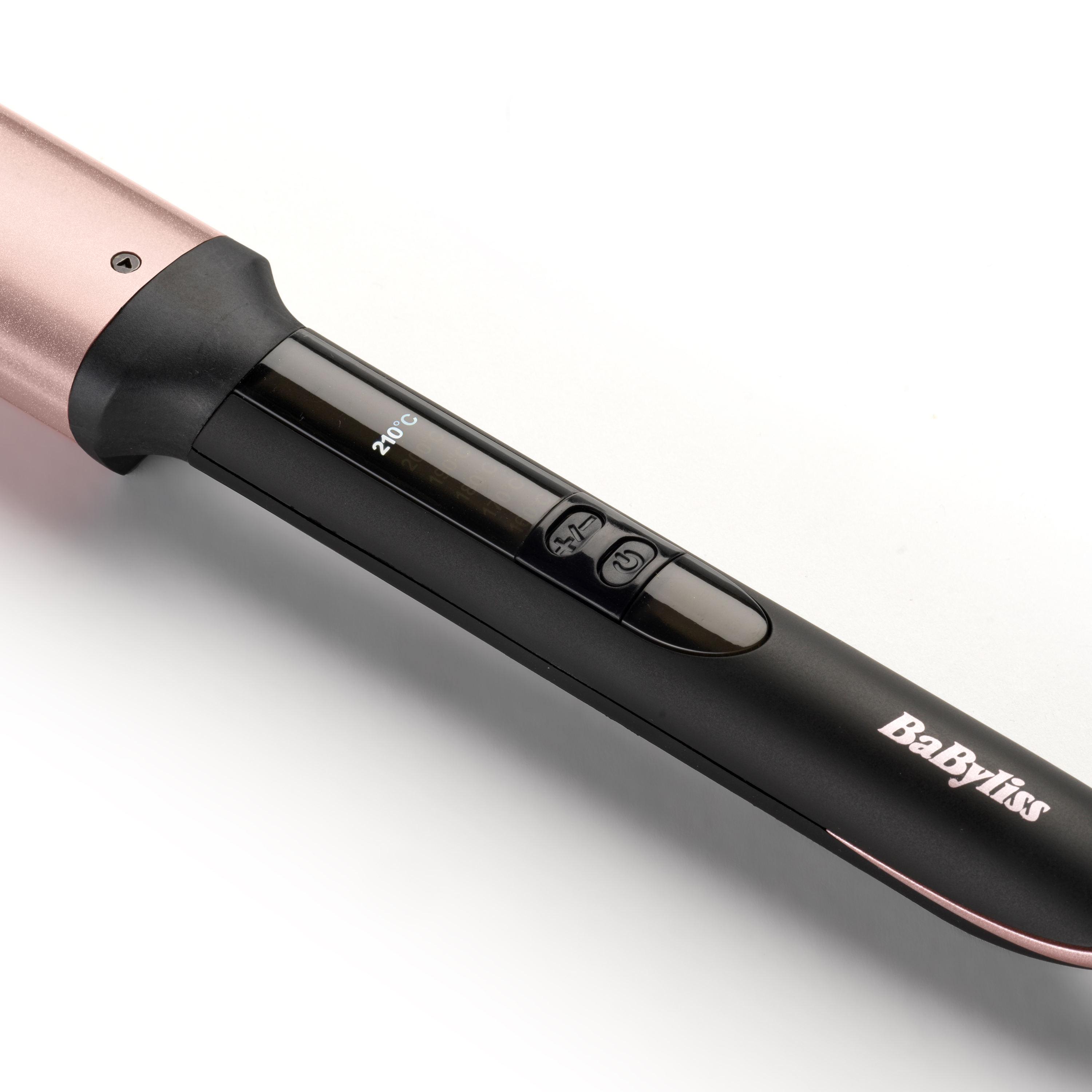 Nahaufnahme eines Haarglätters mit Roségold- und schwarzen Komponenten und digitaler Anzeige.