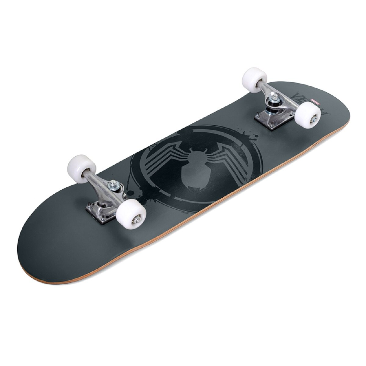 Venom Skateboard. Dunkelgraues Board mit schwarzem Venom-Logo in einem Kreis. Weiße Räder und Trucks.