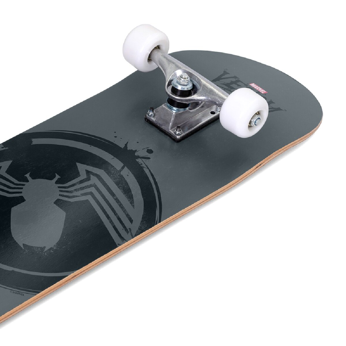Ein graues Skateboard mit einem Spinnenemblem und weißen Rädern liegt auf einer weißen Oberfläche.