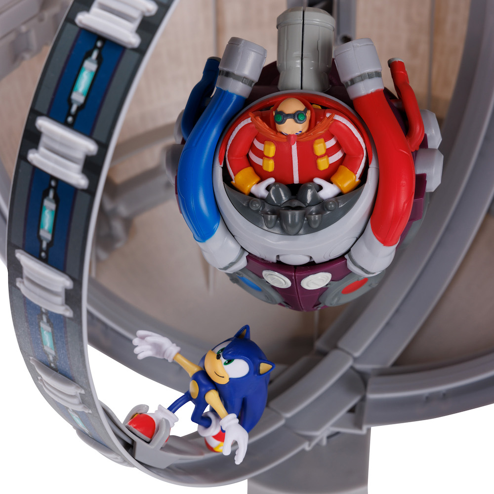Sonic the Hedgehog-Figur, die auf einer Strecke mit Dr. Eggmans Pod in futuristischer Umgebung rennt.