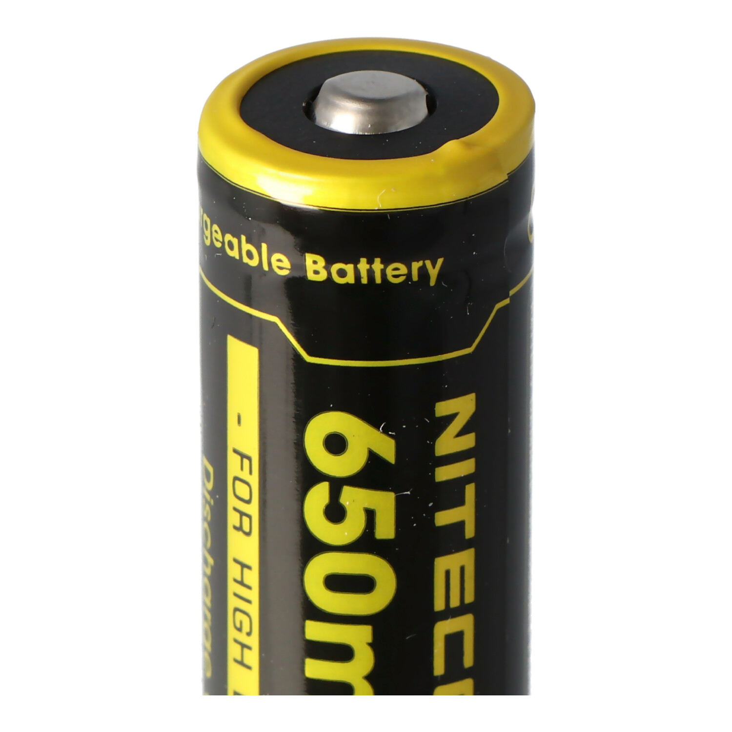 Primo piano di una batteria Nitecore nera e gialla, con testo che indica scarica elevata.