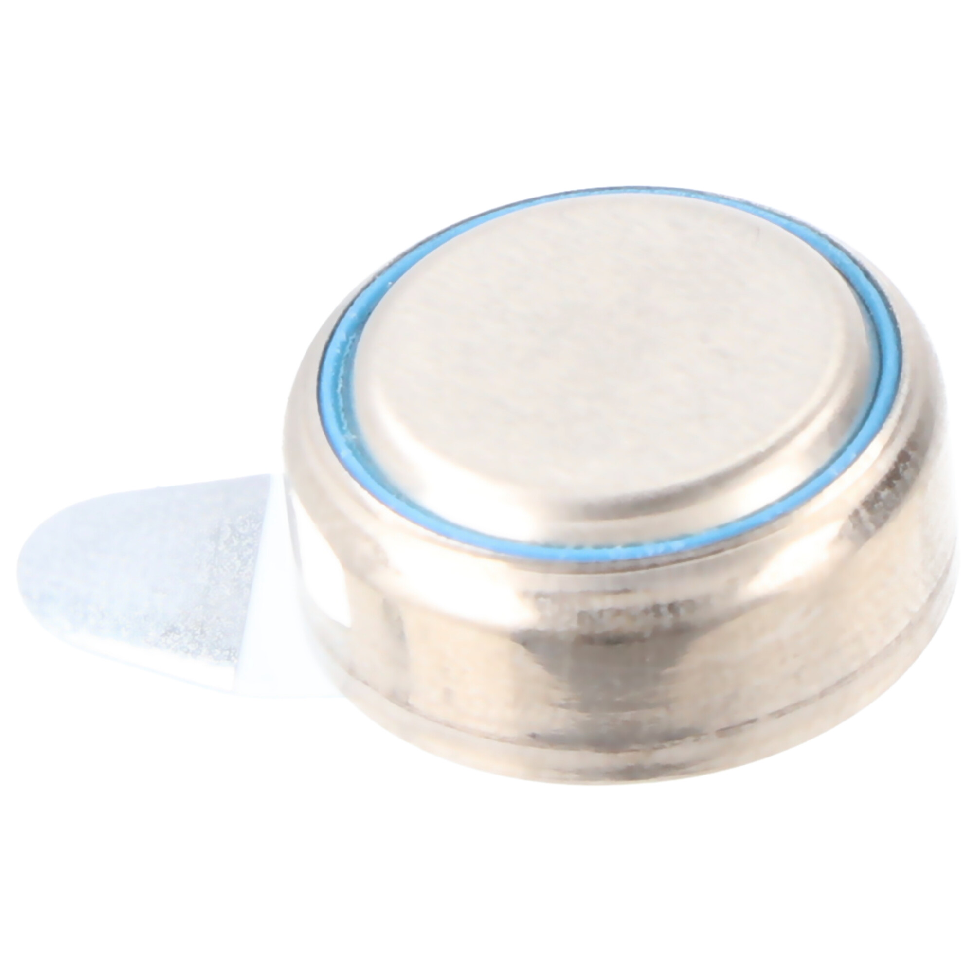 Une pile bouton unique avec un anneau bleu et un autocollant blanc.