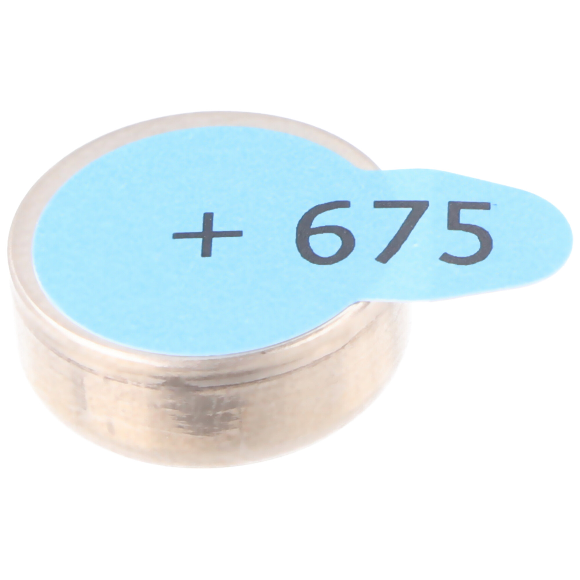 Une pile bouton avec un autocollant bleu et le chiffre 675 et un signe plus.