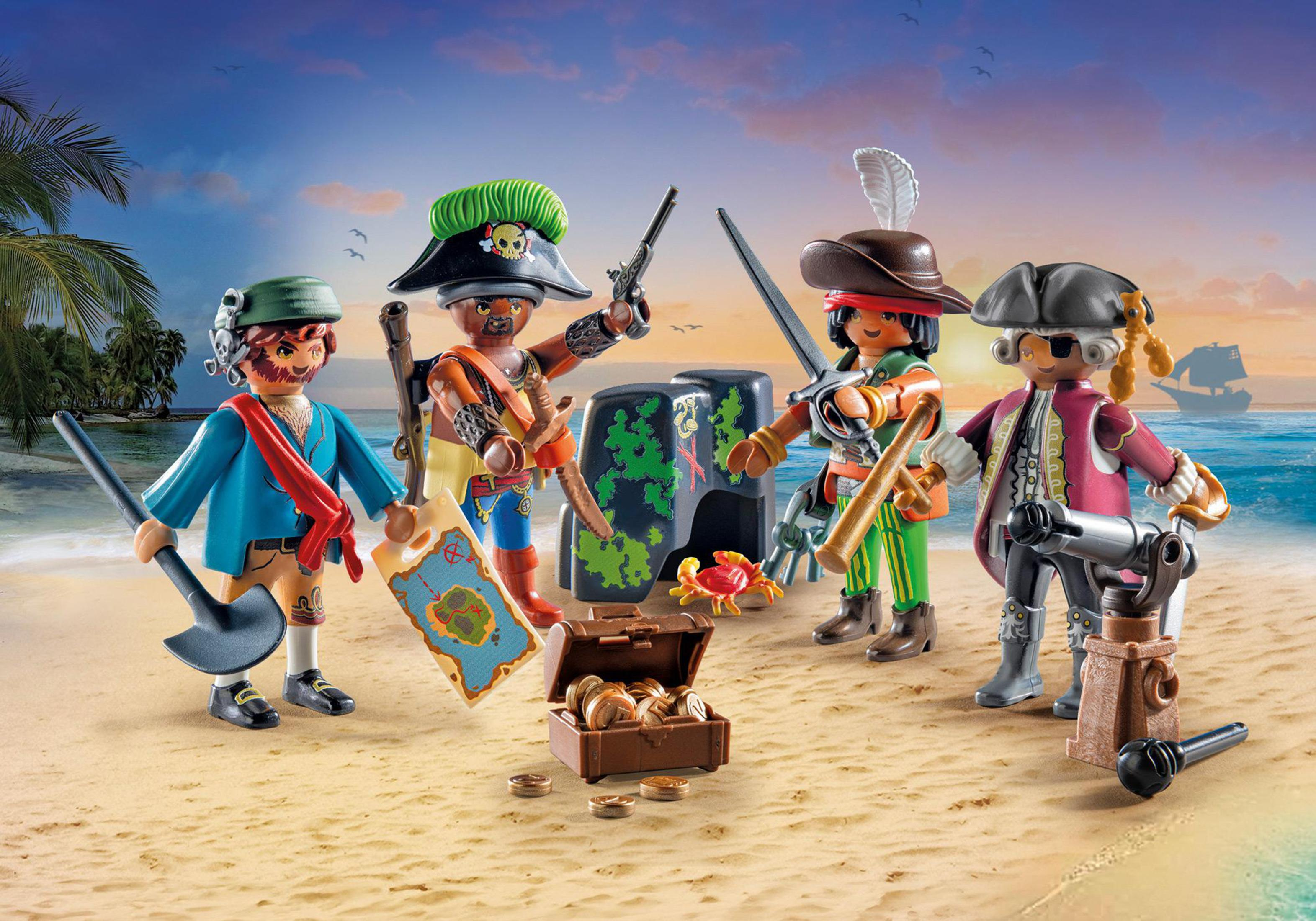 Figurki piratów Playmobil na piaszczystej plaży ze skarbem, statkiem i akcesoriami. Tło z niebieskim niebem.