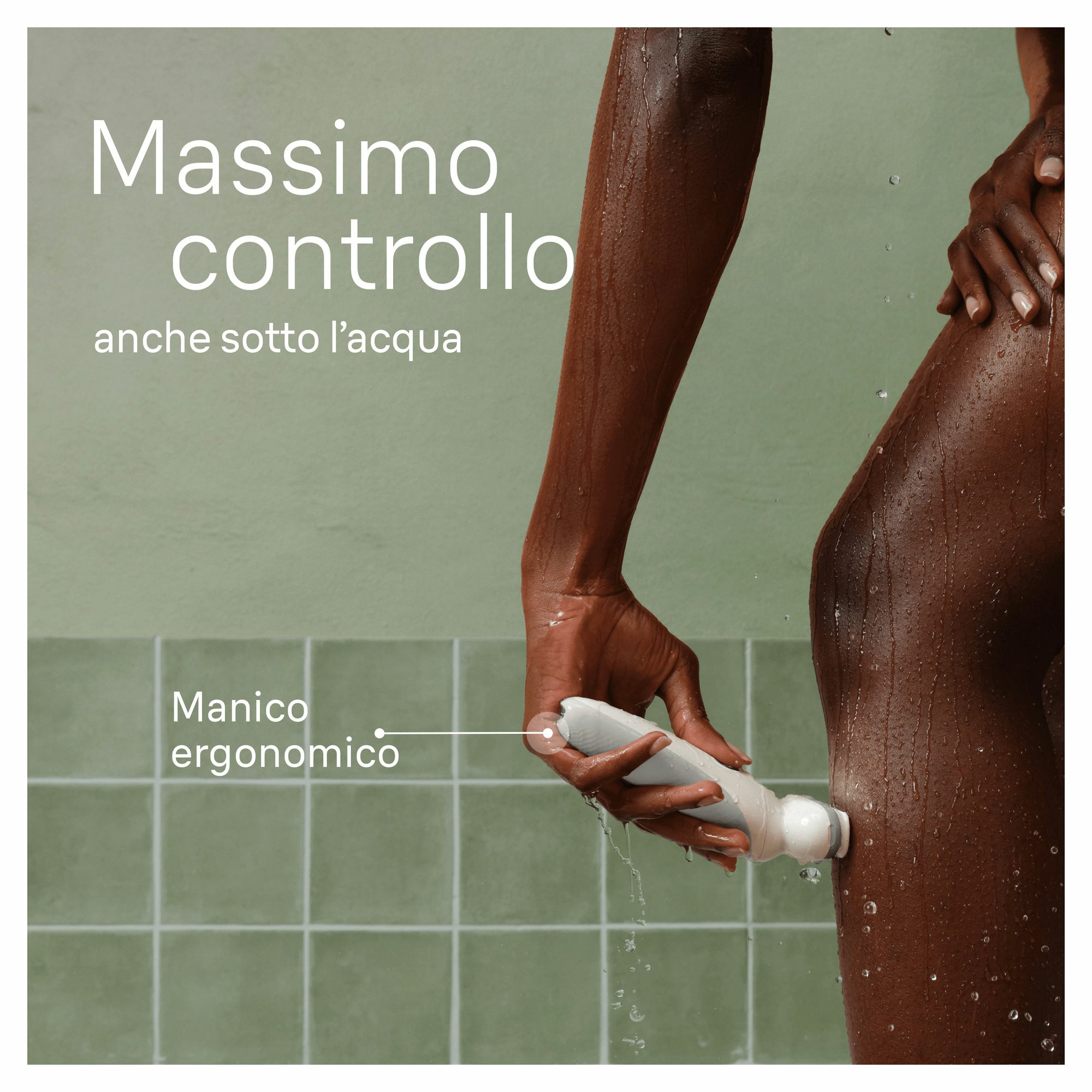 Kobieta używająca depilatora na nodze pod prysznicem, woda leci.