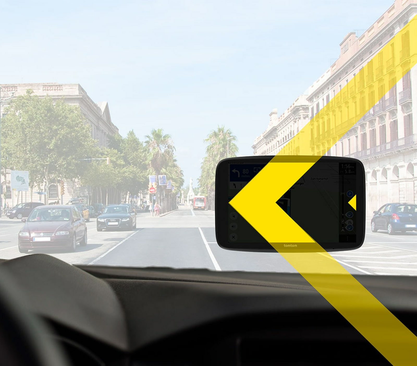 Un dispositivo di navigazione GPS in un'auto, che mostra una mappa con una freccia gialla, edifici della città sullo sfondo.