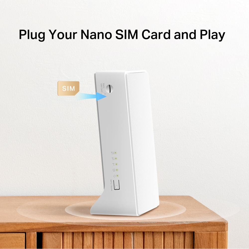 Biały router z gniazdem na kartę SIM na drewnianym stole. Tekst: Plug Your Nano SIM Card and Play.