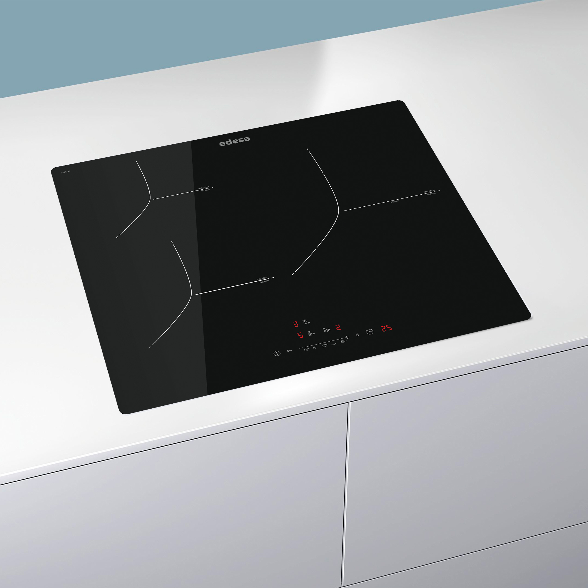 Czarna płyta indukcyjna na białym blacie. Trzy palniki, z czerwonym wyświetlaczem cyfrowym. Marka Edesa.