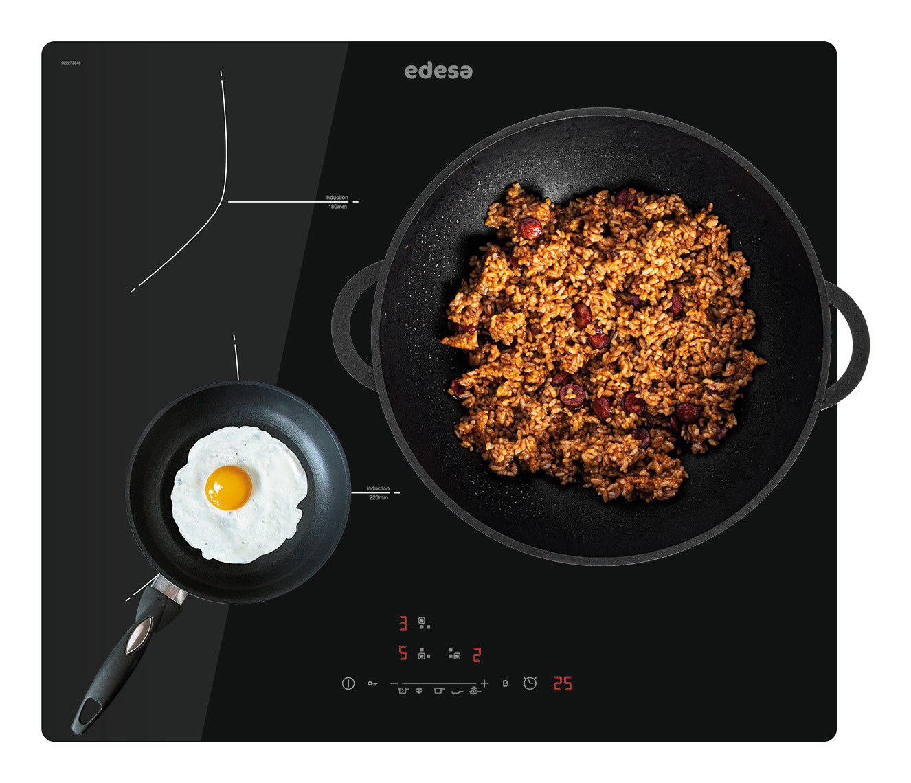 Czarna płyta indukcyjna z jedzeniem w patelniach. Zawiera jajko sadzone i danie z ryżem i warzywami.