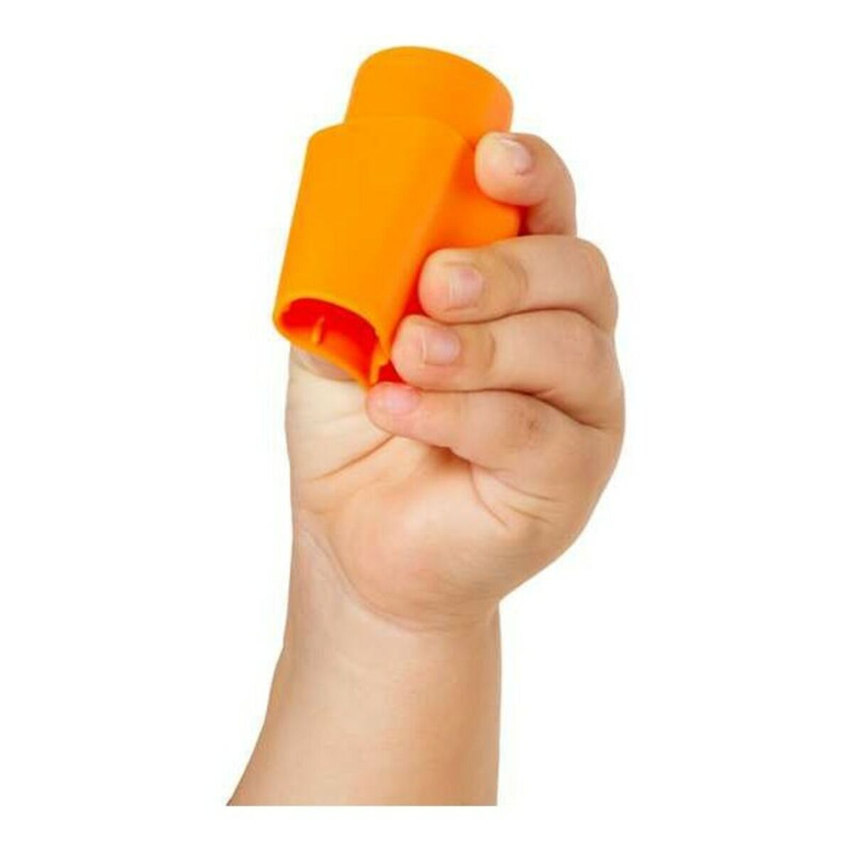 La mano de un niño sosteniendo un objeto naranja.