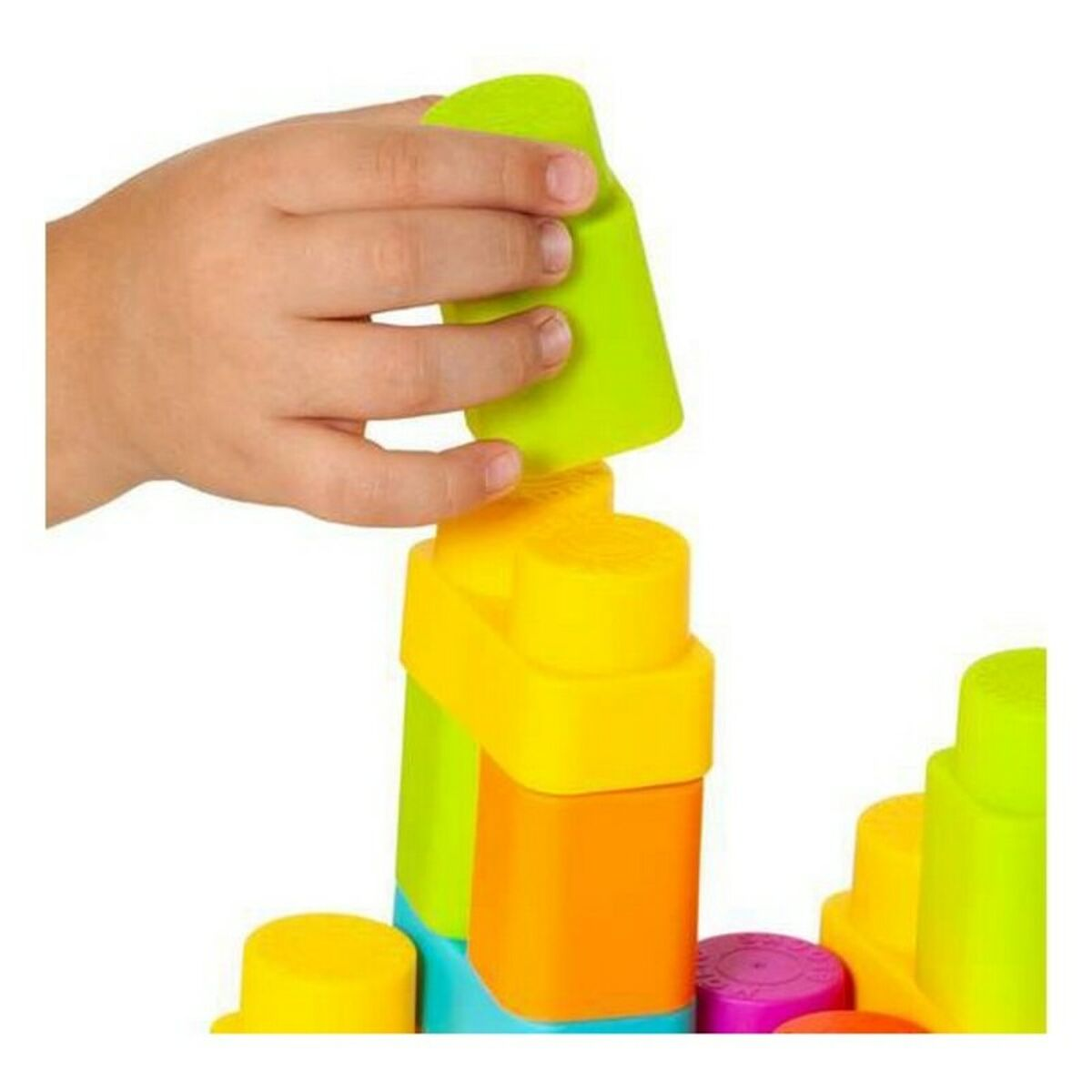 Una mano está colocando un bloque verde encima de una estructura de bloques coloridos. Los bloques son amarillos, naranjas y verdes.