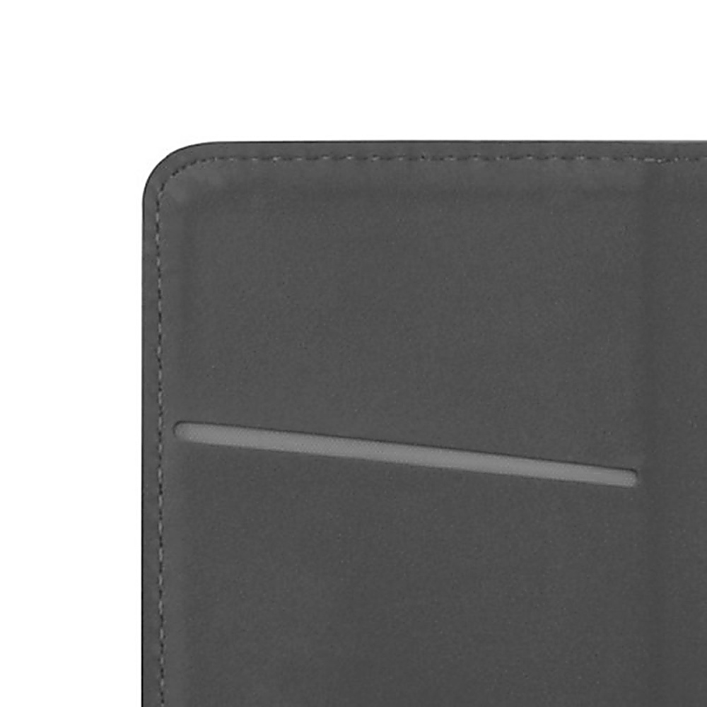 Primo piano di una custodia per telefono grigio scuro con un ritaglio per una carta.