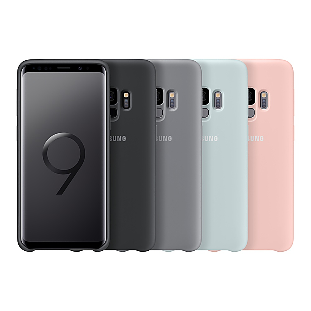 Quattro custodie per telefono, nero, grigio, azzurro e rosa, accanto a un telefono.