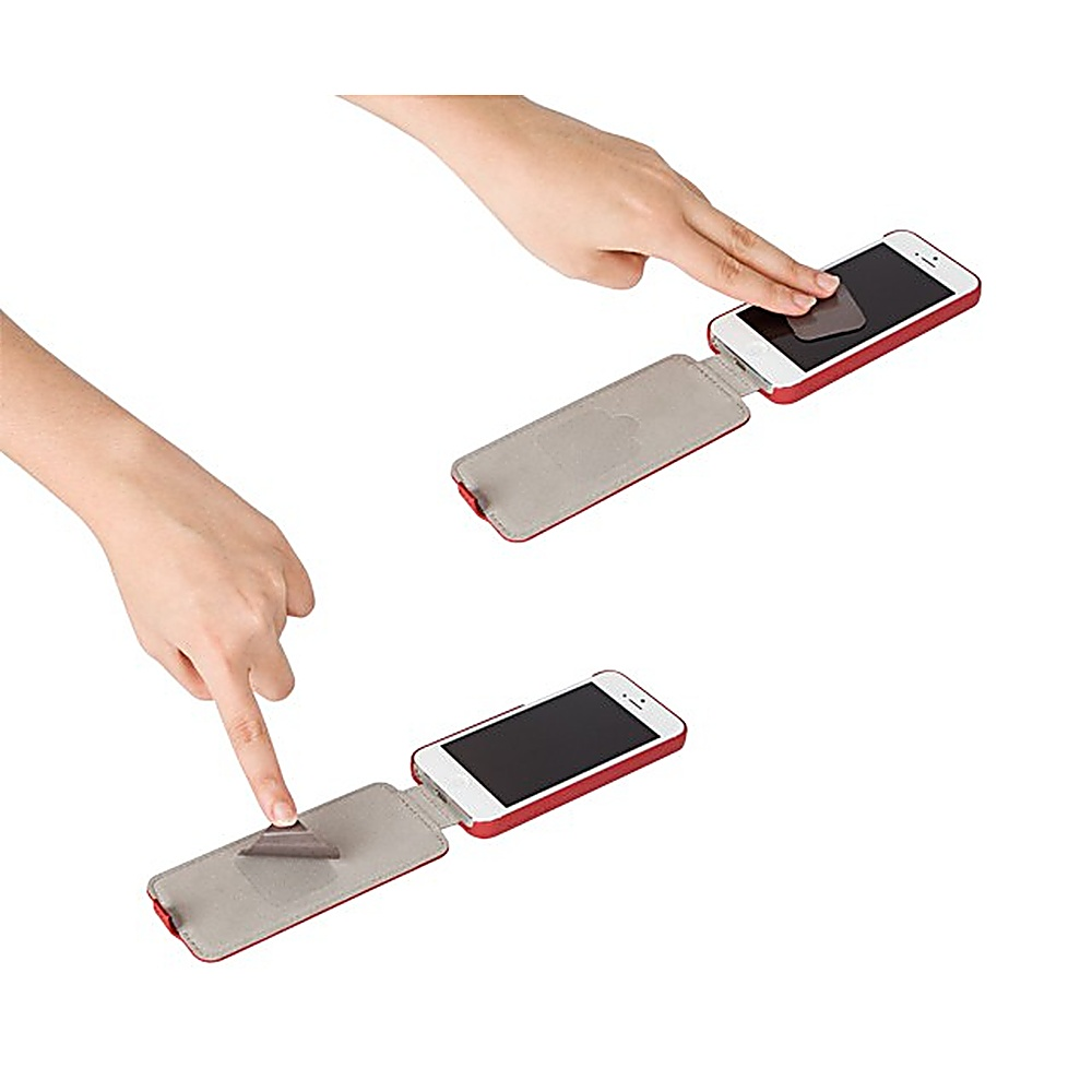 Mani che installano il telefono in custodia rossa. Sfondo bianco.