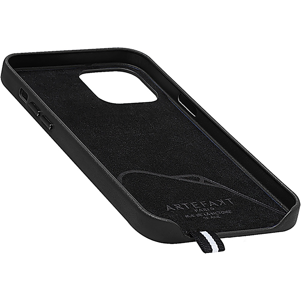 Schwarzes iPhone-Gehäuseinnere mit Artefakt-Branding und Stofflasche.