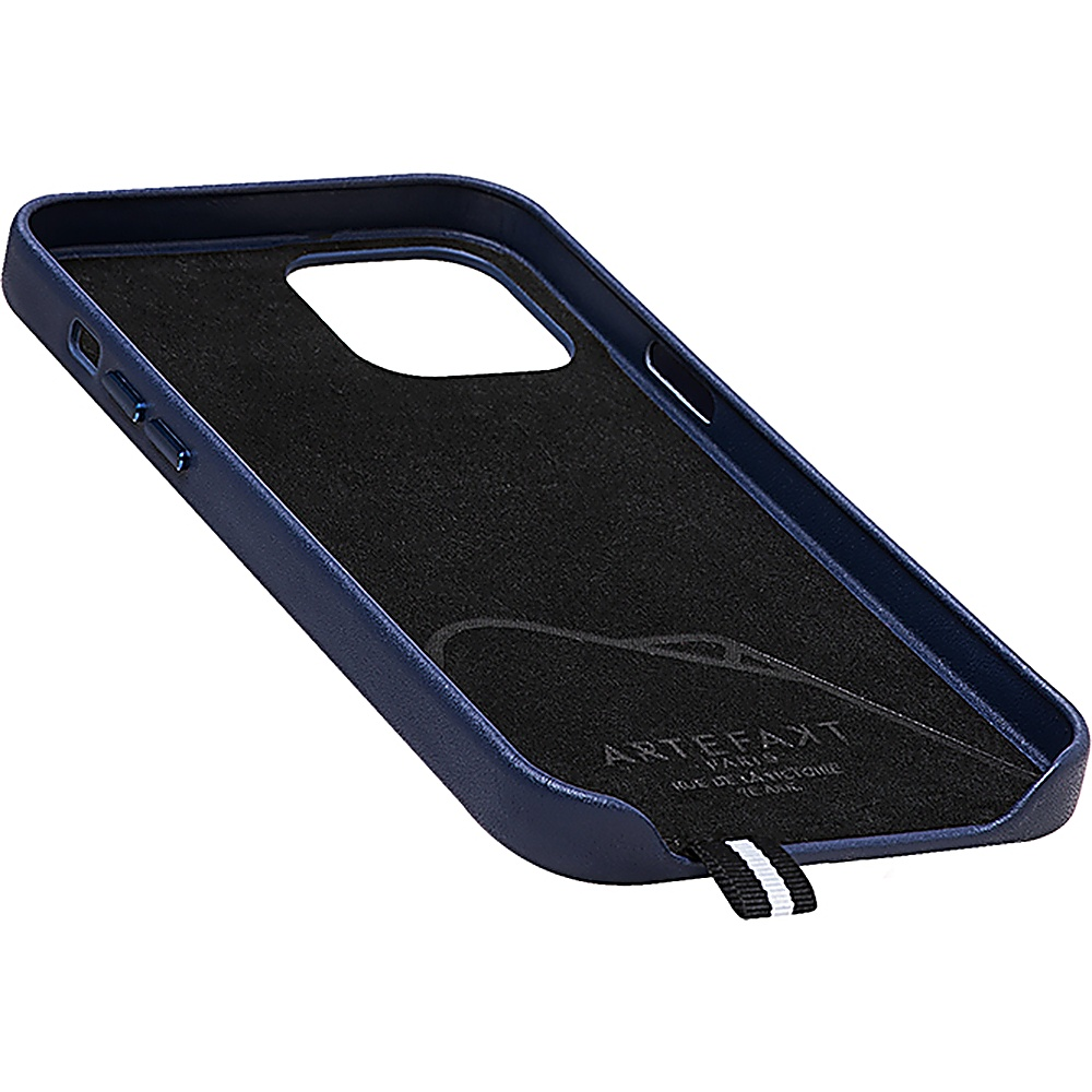 Custodia blu navy con interno nero. È attaccata una cinghia bianca e nera.