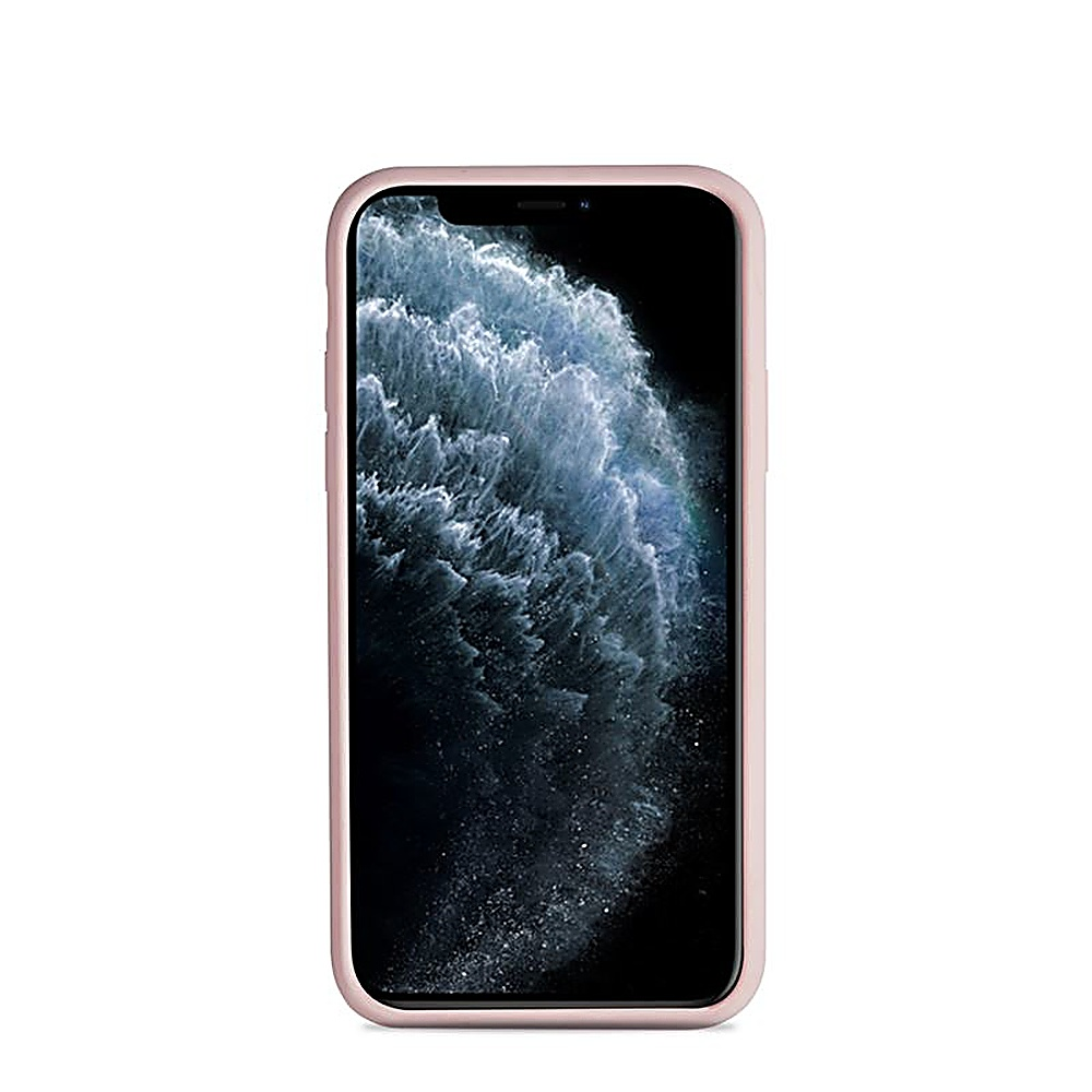 Un telefono in una custodia rosa. Lo schermo mostra uno sfondo sfocato e astratto.