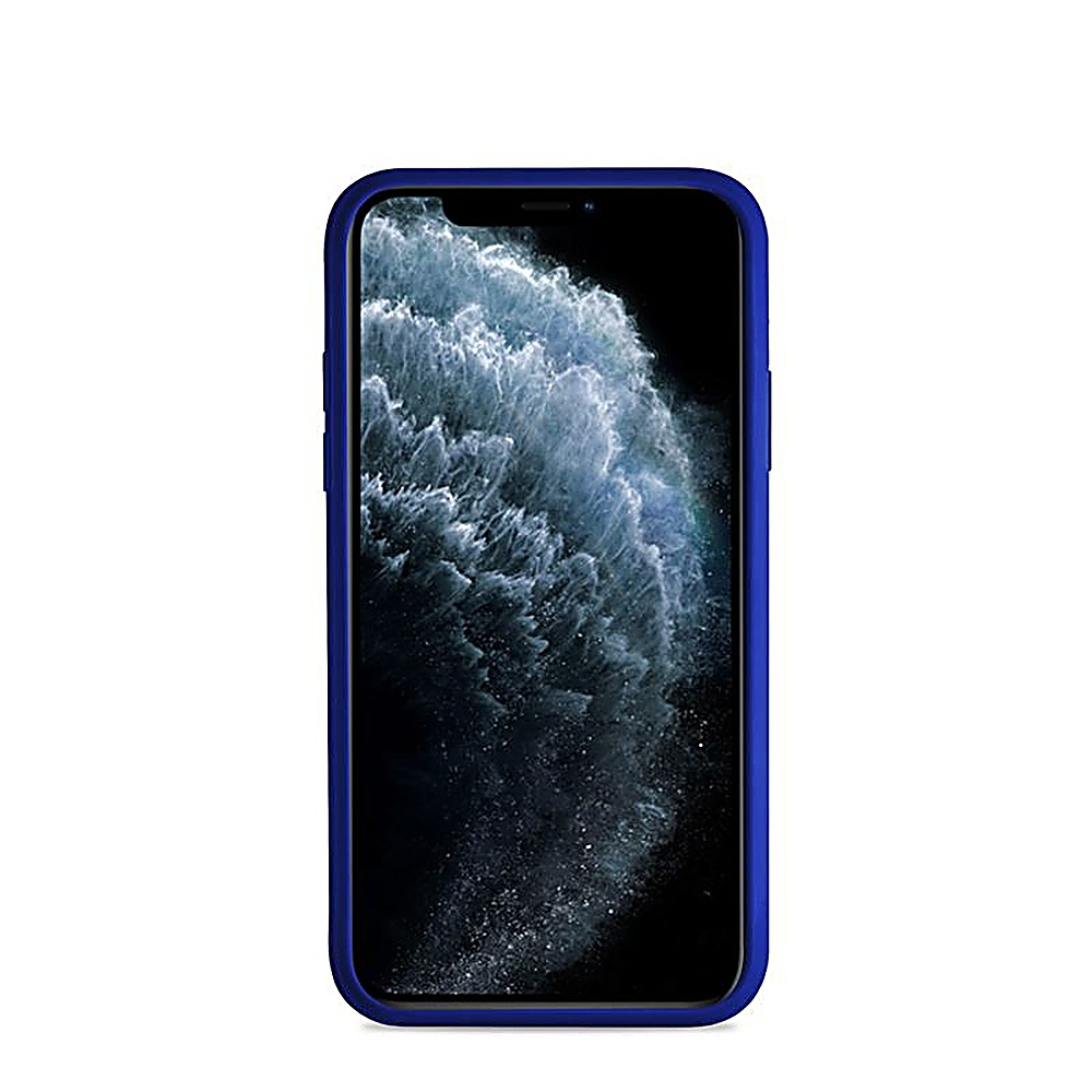 Smartphone in una custodia blu. Lo schermo mostra un'immagine di acqua o nuvole.