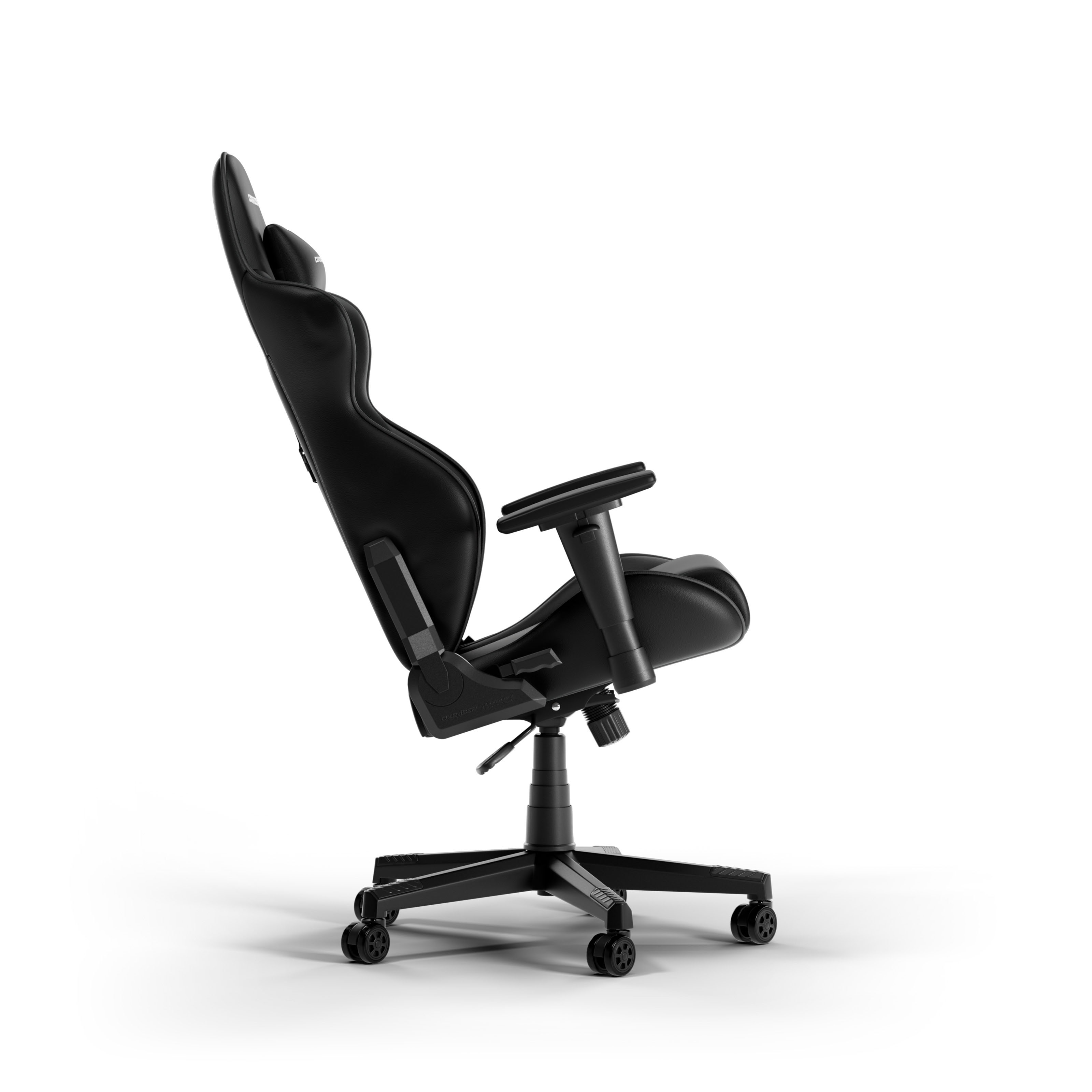Schwarzer Gaming-Stuhl, Seitenansicht. Der Stuhl steht auf weißem Hintergrund.