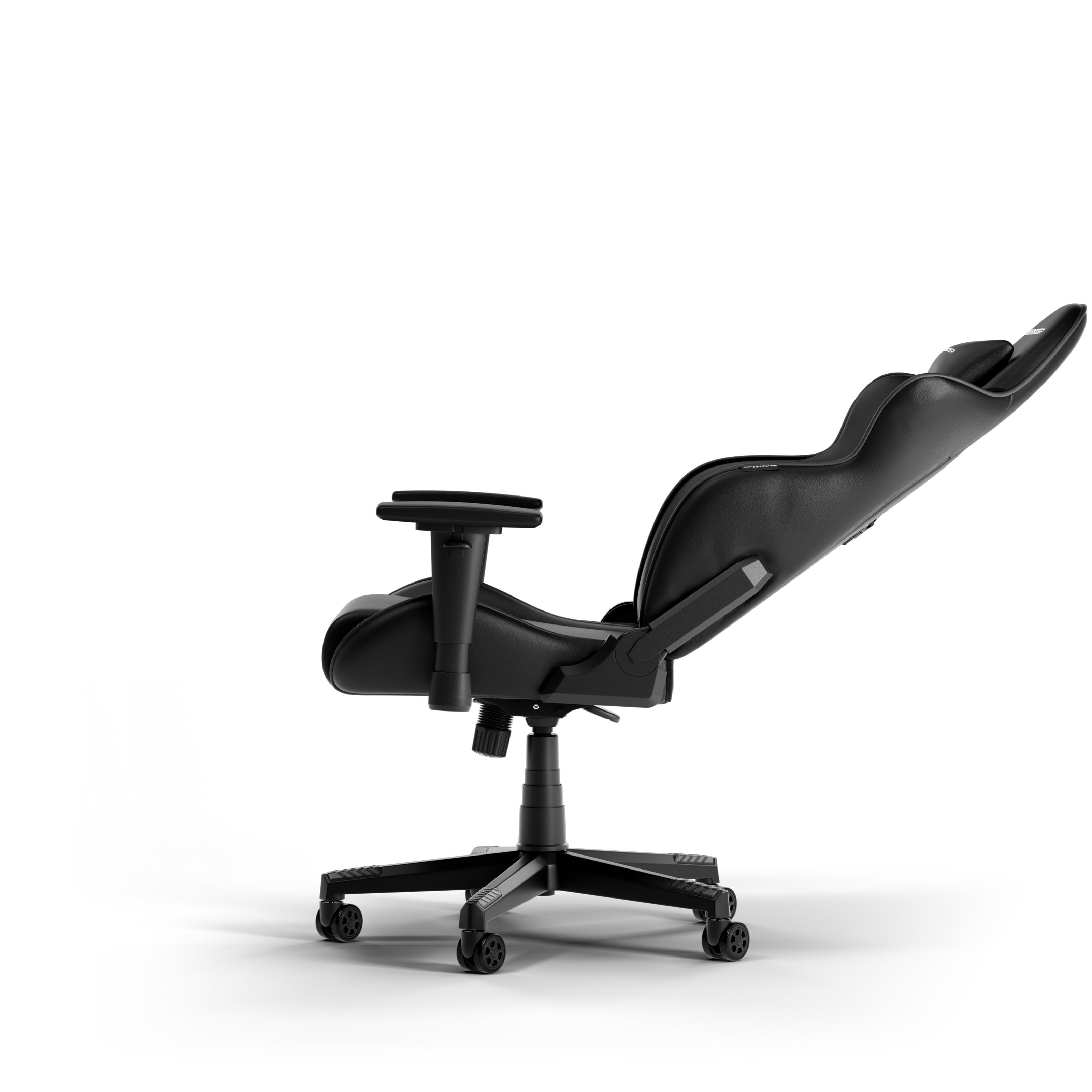 Schwarzer Gaming-Stuhl, Seitenansicht. Der Hintergrund ist weiß.