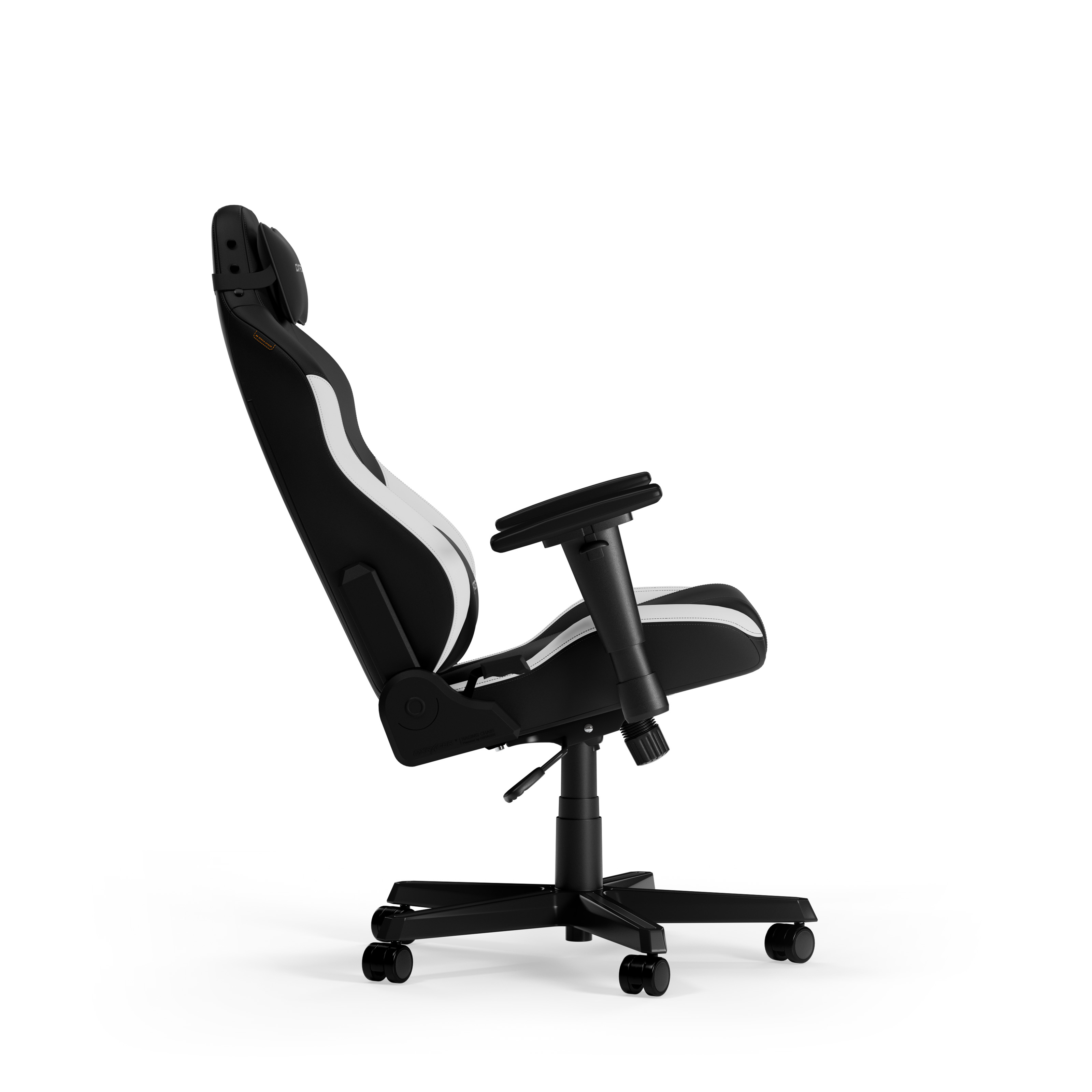 Seitenansicht eines schwarz-weißen Gaming-Stuhls. Er ist zurückgelehnt, die Rückseite ist sichtbar.