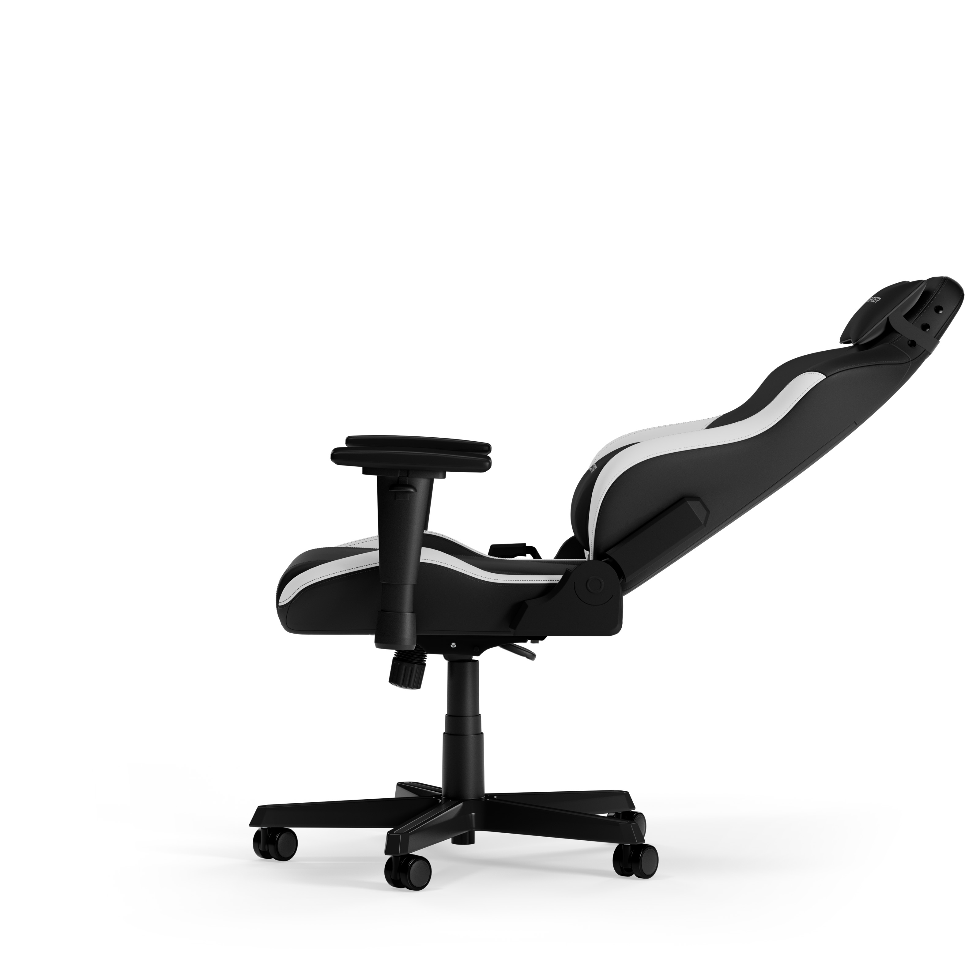 Schwarz-weißer Gaming-Stuhl, Seitenansicht. Weißer Hintergrund.