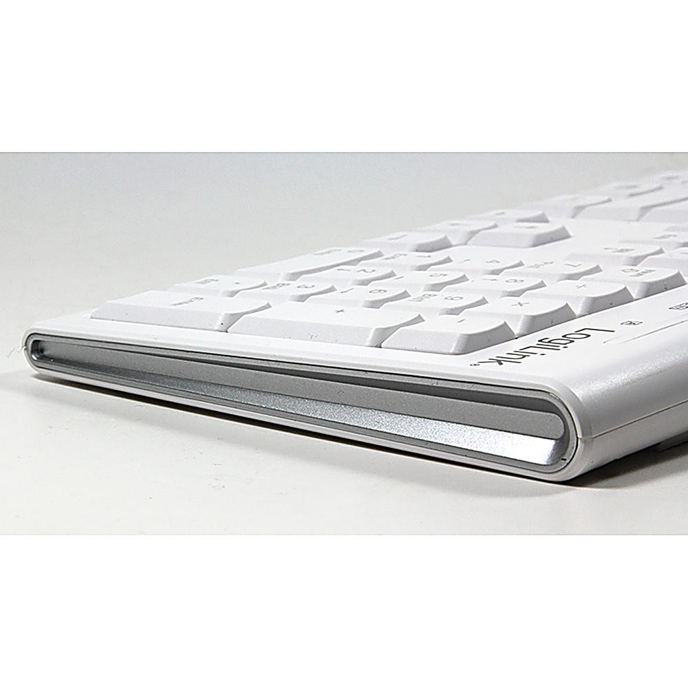 Biała klawiatura ze srebrnym wykończeniem. Tło jest białe.