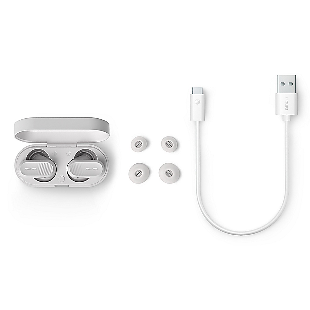 Weiße Ohrhörer, Ladecase, Ohrstöpsel und USB-Kabel auf weißer Oberfläche.