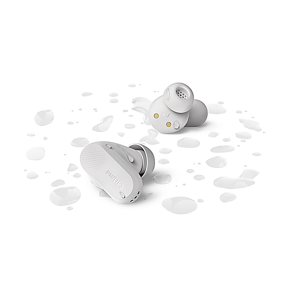 Weiße Philips-Ohrhörer mit Wassertropfen auf weißer Oberfläche.