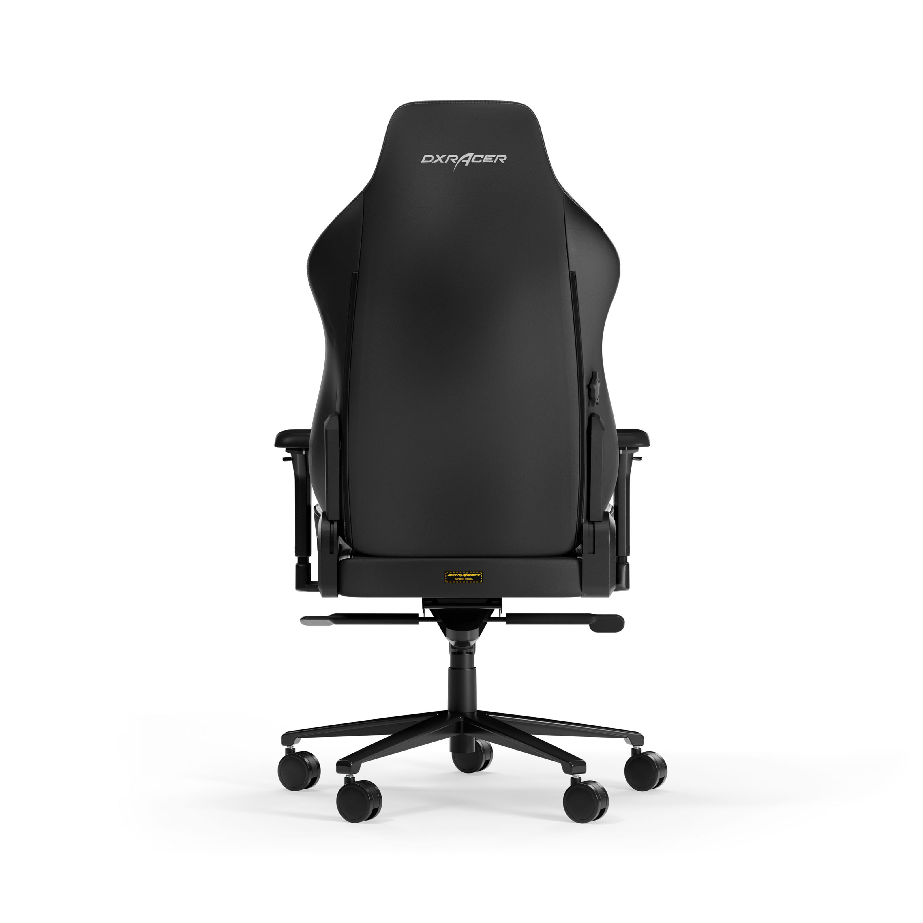 Schwarzer Gaming-Stuhl von hinten auf weißem Hintergrund. DXRACER-Logo sichtbar.