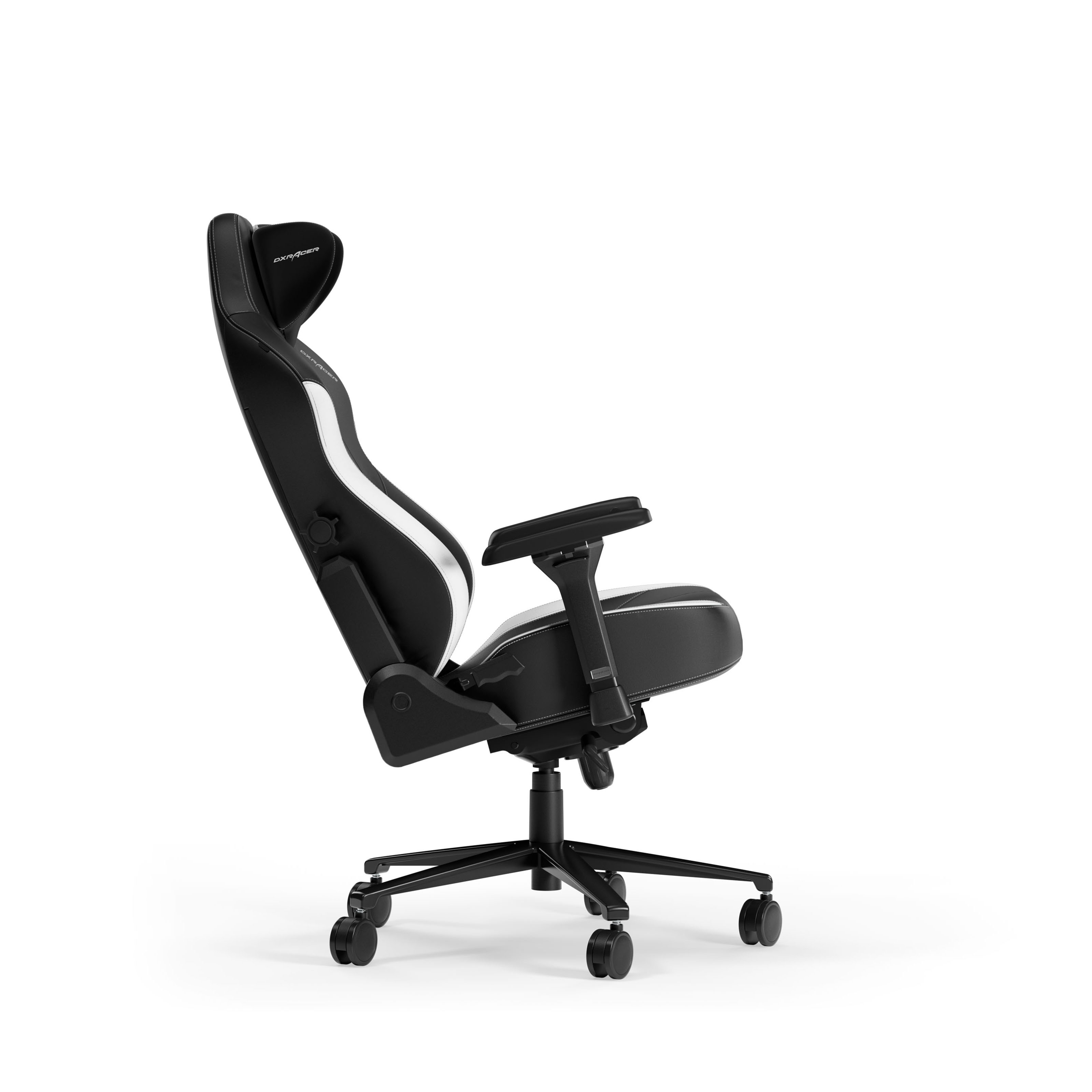 Gaming-Stuhl, schwarz und weiß. Der Stuhl ist abgewinkelt. Der Markenname „DXRacer“ ist sichtbar.