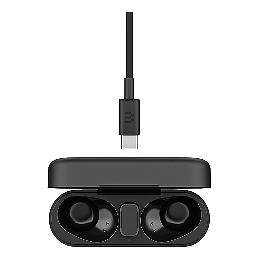 Czarna obudowa ładująca otwarta. Dwie słuchawki w środku. Kabel USB-C powyżej. Białe tło.