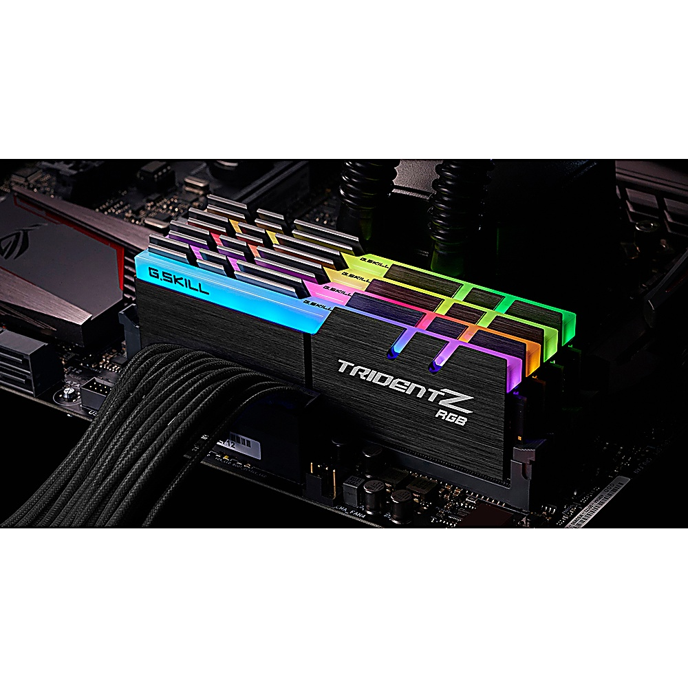 Kość RAM zainstalowana na płycie głównej z podświetleniem RGB. Logo Trident Z RGB.