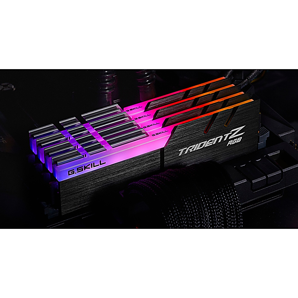 Kość RAM z podświetleniem RGB zainstalowana. Czarny radiator z logo Trident Z RGB.