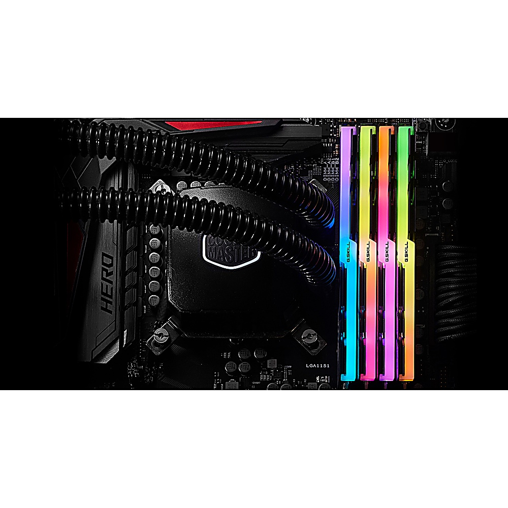 Komponenty PC: kości RAM z kolorowymi światłami, chłodzenie wodne i płyta główna.