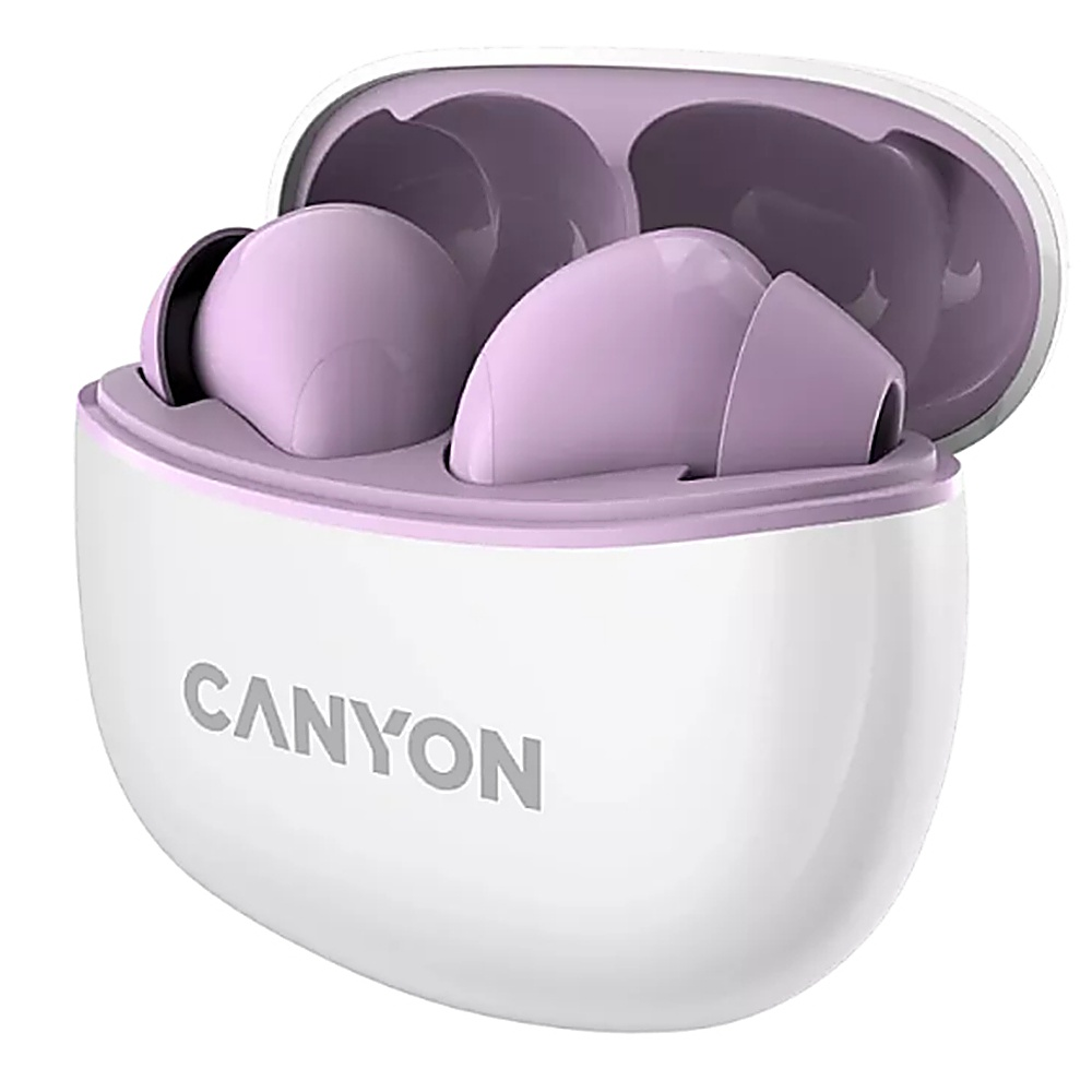 Fioletowe i białe słuchawki w białym etui ładującym. Białe tło.